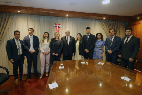 El presidente de la Corte Suprema de Justicia, doctor Luis María Benítez Riera, recibió a un grupo de abogados del estudio jurídico Engel & Feldmann LLP, de Boston, Estados Unidos.