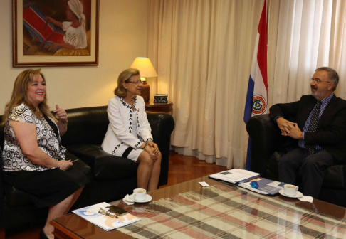 La presidenta de la Corte, Alicia Pucheta de Correa, en compañía de Roberto Canessa, evaluador externo del Programa EUROsocial y de la abogada Gladys Alfonso de Bareiro, directora de Mediación.