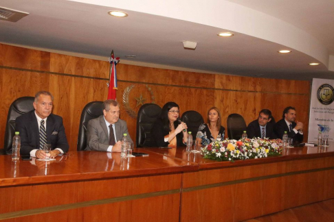 La vicepresidenta primera, doctora Carolina Llanes, y el vicepresidente segundo de la Corte Suprema de Justicia, doctor Eugenio Jiménez Rolón, participaron del conversatorio.