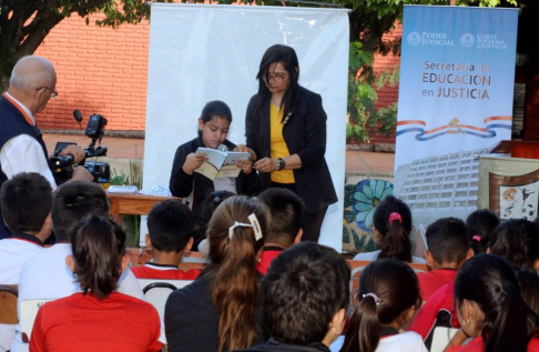 Escuela Básica N° 450 “Capitán Juan Alberto Roa” de la ciudad de Coronel Oviedo.