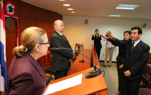 Momento en que los nuevos magistrados juraron ante los ministros de la Corte Suprema de Justicia, Alicia Pucheta de Correa y Luis María Benítez Riera