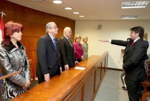 Ministros Luis María Benítez Riera, Raúl Torres Kirmser, Alicia Pucheta, Miryam Peña y Gladys Bareiro de Módica tomando juramento a nuevo magistrado itinerante de la circunscripción de Itapúa.