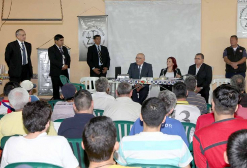 El doctor Sindulfo Blanco estuvo presente en la apertura de las charlas dirigidas a los reclusos de Tacumbú, también estuvo presente la directora de la Supervisión de Penitenciaría, Nelly Obregón.