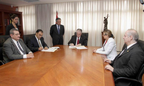 Los ministros de la Corte Antonio Fretes, Alicia Pucheta y Luis María Benítez Riera, fueron testigos del acuerdo suscripto entre el Fiscal General Javier Díaz Verón y el presidente del Máximo Tribunal, Víctor Manuel Nuñez