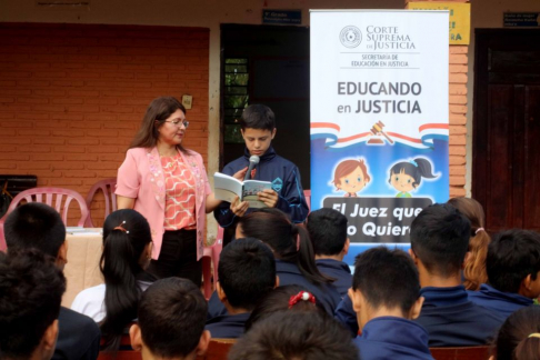 Estuvo a cargo de la jueza de la Niñez y la Adolescencia Mg. Zulma Portillo, quien disertó sobre los derechos y deberes de los niños y adolescentes.