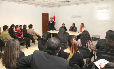 Reunión con universitarios en el Museo de la Justicia.