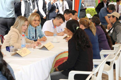 La ministra Pucheta, atendiendo las consultas de los pobladores