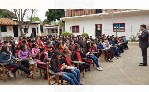 El coordinador del programa, licenciado Aldo Ávalos, conversó sobre el bullying con los estudiantes.