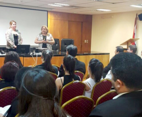 La conferencia estuvo a cargo de la directora de la Dirección de Mediación, abogada Gladys Alfonso de Bareiro, y la coordinadora de Capital, abogada Gloria Torres.