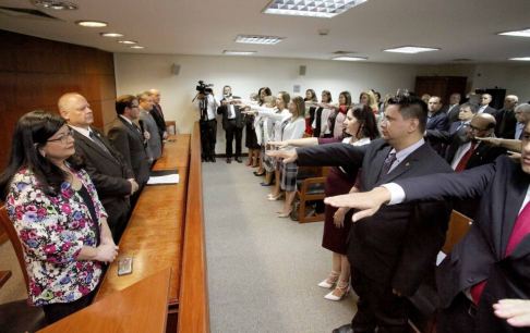 El vicepresidente primero de la Corte Suprema de Justicia, doctor Alberto Martínez Simón, y los ministros, doctores, Luis María Benítez Riera, César Diésel, Eugenio Jiménez Rolón y Carolina Llanes, tomaron juramento a magistrados.