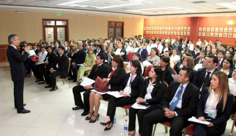 Luis Gabriel Caballero, director de Ceremonial y Protocolo de la Corte Suprema de Justicia. durante un curso realizado en el Poder Judicial.