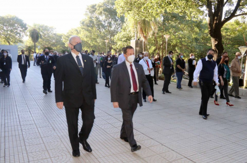 Tras la reanudación de los plazos procesales de todos los juzgados de Primera Instancia, el presidente de la CSJ, doctor Alberto Martínez Simón, y el ministro Luis María Benítez Riera verificaron el ingreso de los funcionarios y de los profesionales.