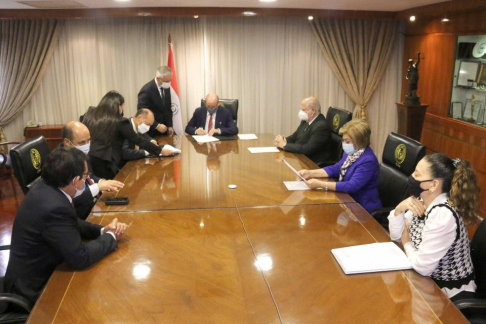 En la sala del Pleno de la Corte, el titular de la máxima instancia judicial, doctor César Diesel, acompañado por los ministros Luis María Benítez Riera y Gladys Bareiro de Módica, recibieron al presidente de la Cámara de Senadores, Oscar Salomón.