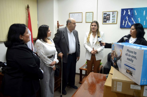 Participaron de la entrega la abogada Adriana Rolón, directora de la Dirección de Marcas y Señales; Osvaldo Osnaghi, miembro directivo de la Comisión Directiva de la ARP y sus colaboradores.