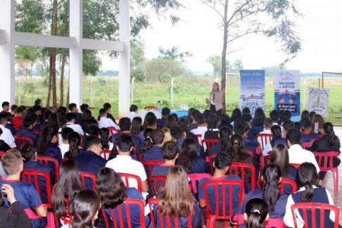 Instruyen a estudiantes de Carayaó sobre temas pedagógicos y legales.