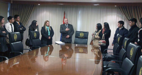 Presidente de la Corte recibió en la sala plenaria a los estudiantes de Monseñor Lasagna.