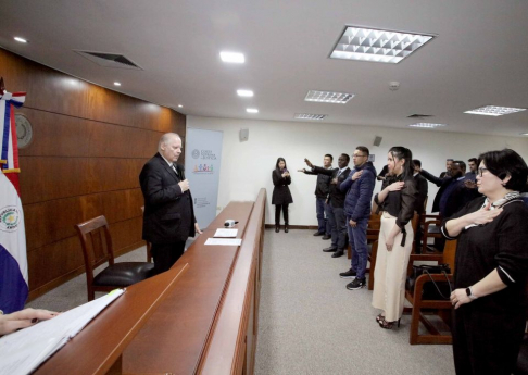 Presidente Benítez Riera tomó juramento a naturalizados.