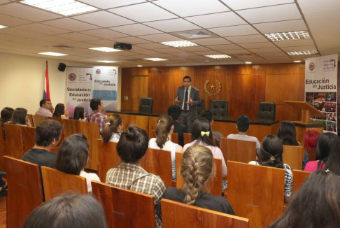 El juez Jorge Barboza abordó temas laborales con estudiantes de derecho.