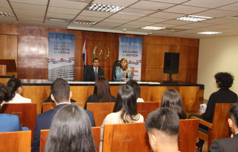 Visita de estudiantes de derecho en sede judicial de Capital.