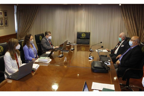 Tribunal Examinador se reúne para elaborar temas de examen en la sala del Pleno de la Corte Suprema.