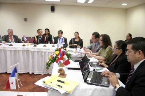 El presidente de la Corte Suprema de Justicia, doctor Víctor Núñez junto a los visitantes  de la OEA