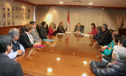 El presidente de la Corte Suprema de Justicia, doctor Eugenio Jiménez Rolón recibió a la organización Civil en la Sala de pleno de la Corte.