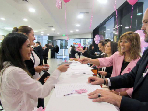 La titular del Registro de Automotores, Julia Cardozo, acompañada de otros directivos entregó los lazos rosa.