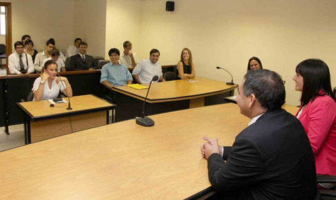 Los jueces Arnaldo Fleitas y María Luz Martínez expusieron temas de interés para los alumnos.