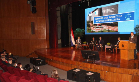 El ministro Alberto Martínez Simón brindando algunas palabras en la Conmemoración del septuagésimo aniversario del Banco Central del Paraguay y del trigésimo aniversario de la Constitución de la República.