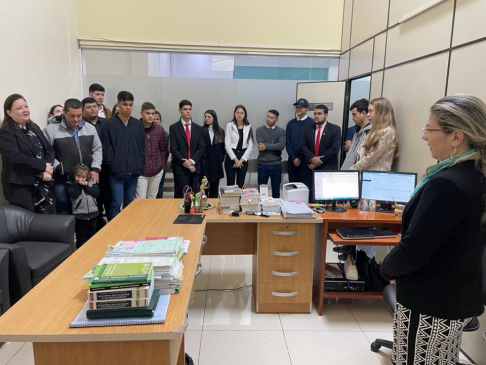 Alumnos de Derecho de UNICAN en el Palacio de Justicia de Salto del Guairá.