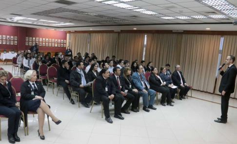 Marcelo Jara, jefe de la División de Inducción, realizando la presentación de la jornada.