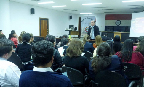 El magistrado Emiliano Rolón se encargó de la ponencia durante el primer módulo.