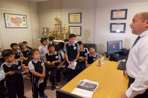 El abogado Víctor José Yaharí Cousirat, juez de la Niñez y la Adolescencia de Cordillera, recibió en su despacho a los alumnos.