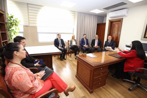 Ministra Llanes presidió reunión con representantes de Seprelad y FMI.