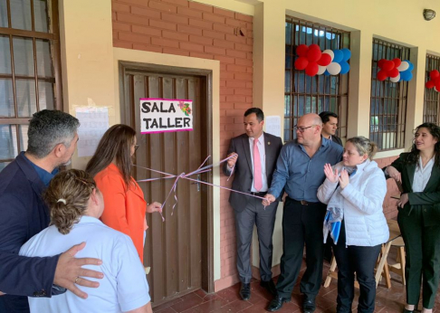 Se inauguraron formalmente la sala de taller de expresión artística y el salón de peluquería, los cuales beneficiarán a más de 60 adolescentes.