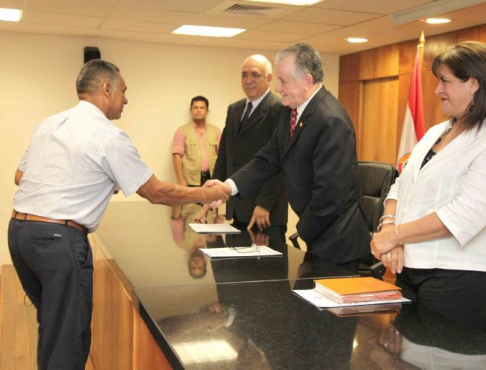 Momento de la entrega de los pergaminos de reconocimiento a los beneficiarios del Programa de Retiro Voluntario.