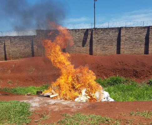 Momento de la incineración del mayor cargamento de droga en lo que va del año