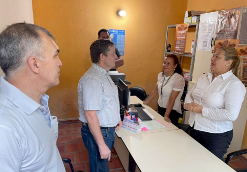 Visita del Ministro Alberto Martínez Simón a la sede de Primera Instancia de Fuerte Olimpo, Capital Departamental.