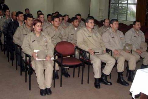 Efectivos policiales apostados en el Palacio de Justicia fueron homenajeados por su día.