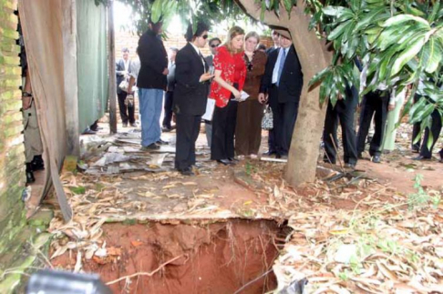 El Tribunal de Sentencia se constituyó en la casa donde hallaron el cadáver de Cecilia Cubas.