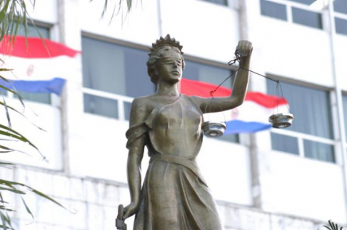 Astrea frente al Palacio de Justicia de Asunción.