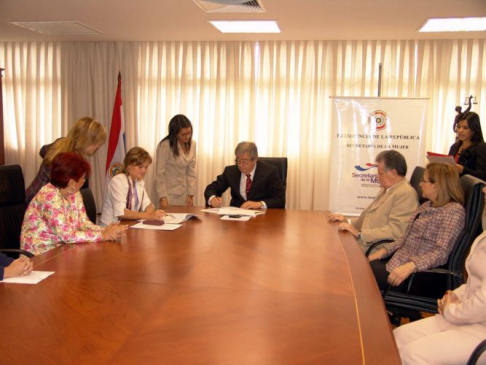 El presidente Torres Kirmser firmó en representación de la Corte Suprema.