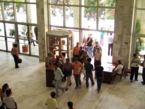 Mucha afluencia de personas se pudo notar en la entrada principal del Palacio de Justicia.