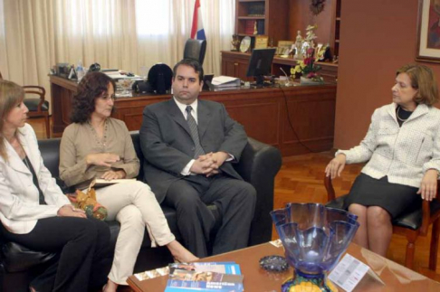 Presidenta de la Corte Suprema de Justicia, doctora Alicia Pucheta de Correa reunidad con miembros de la Ong´s