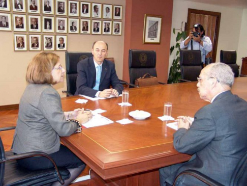 La presidenta de la Corte recibió hoy en su despacho a las autoridades de la SIP.