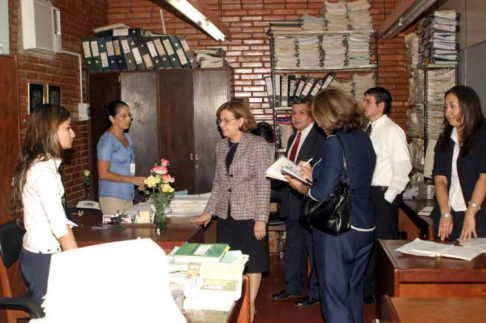 La presidenta de la Corte recorriendo las instalaciones de los juzgados de Luque.