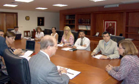 Presidenta de la Corte durante la reunión con representantes del programa Umbral y del Poder Judicial.