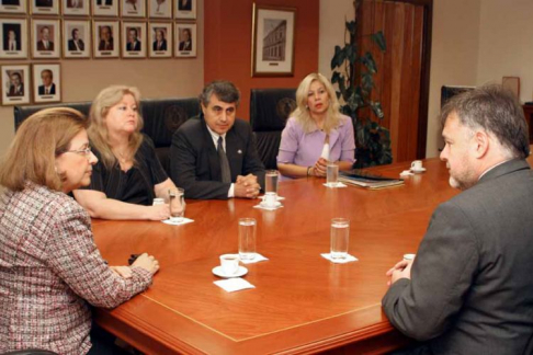 Presidenta de la Corte recibió a representantes del Colegio de Escribanos del Paraguay.