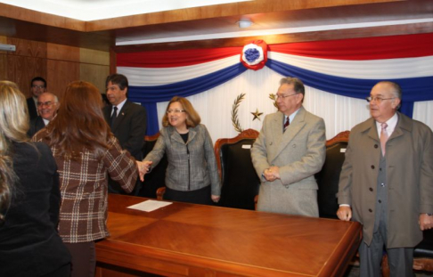 La presidenta de la Corte se dirigió a los defensores públicos.