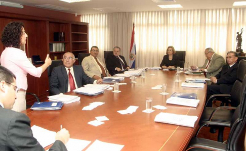 Momento en que Mercedes Argaña, directora ejecutiva del CISNI presentaba el proyecto